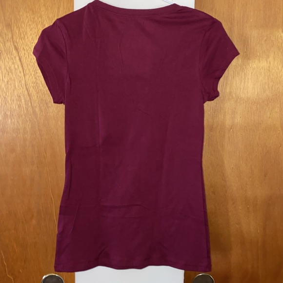 🍷 NWT Burgundy Short Sleeve Tee Shirt - Picture 3 of 6